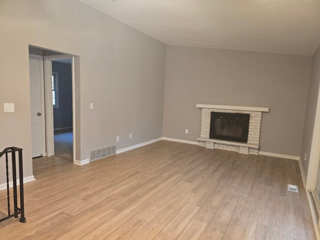 Foto del edificio - 5580 Shorewood Ln