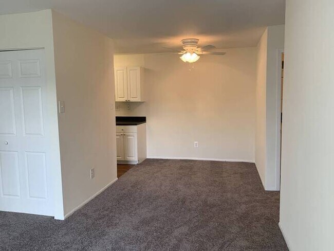 Building Photo - 614 Lincoln Dr