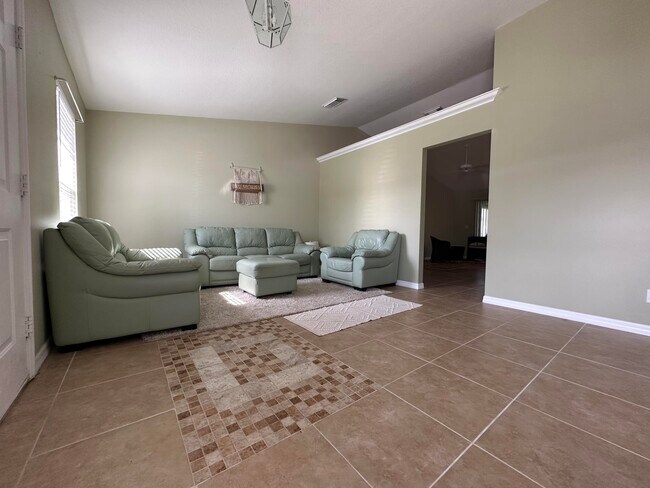 Building Photo - 707 NW Floresta Dr