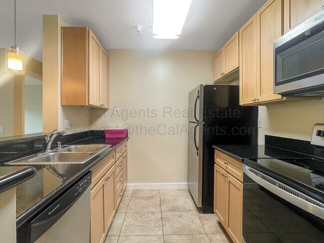 Foto del edificio - 6400 Christie Ave