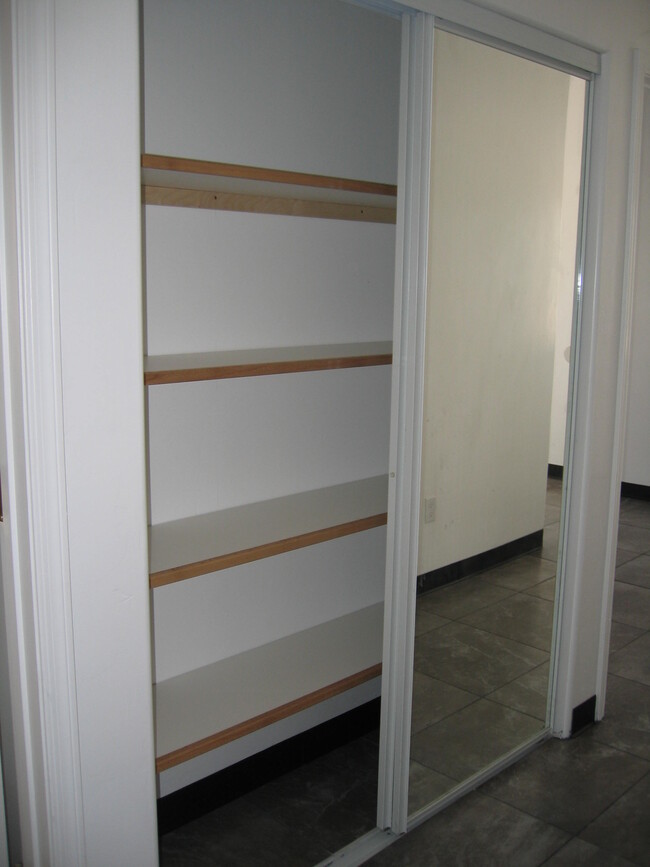 Building Photo - 914 E Hedrick Dr