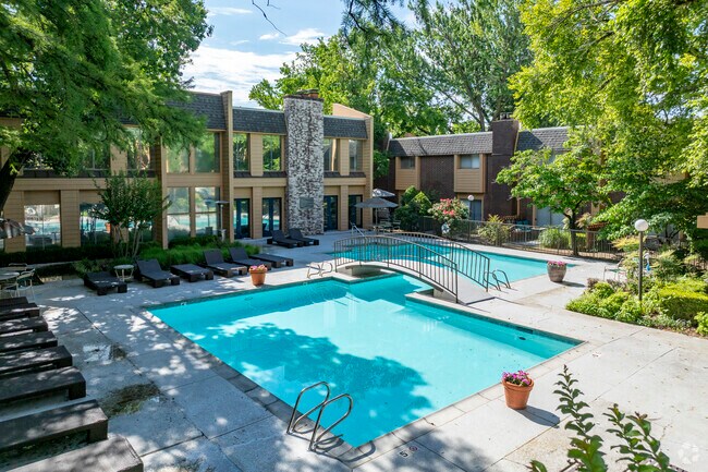 Área de la piscina - 5400 South Apartments