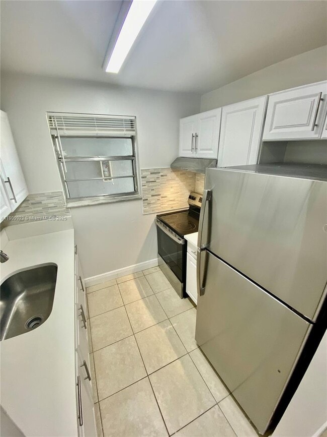 Building Photo - 400 NE 1st St