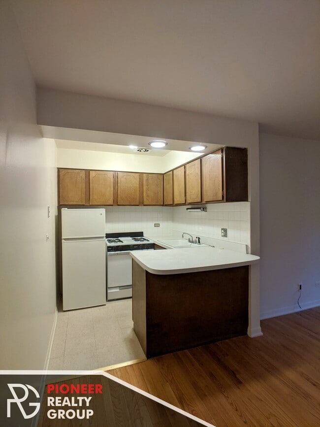 Building Photo - 531 W Aldine Ave