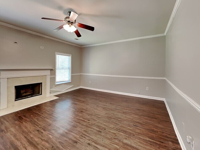 Building Photo - One month free! Great 5 Bedroom Home! Loca...