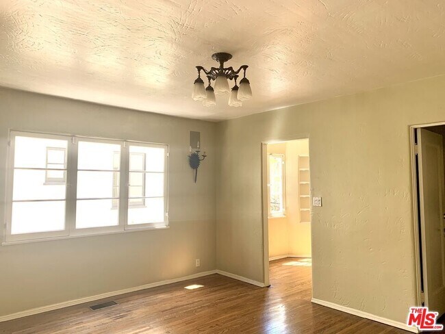 Building Photo - 327 N Orange Dr