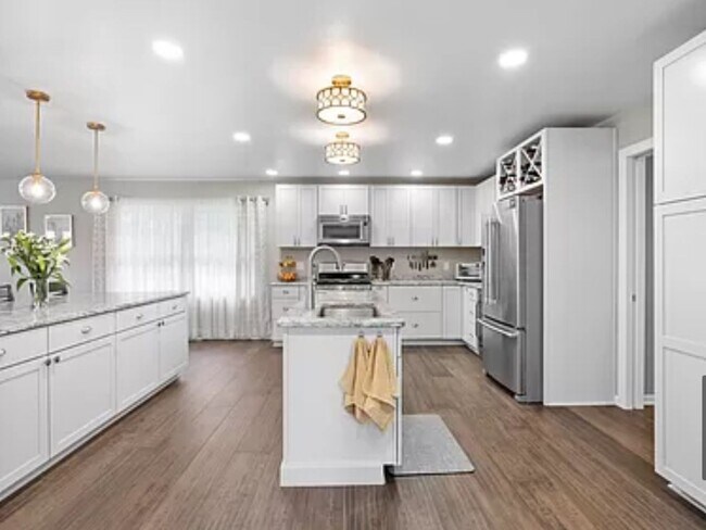 Foto del edificio - 1427 E Springhill Rd