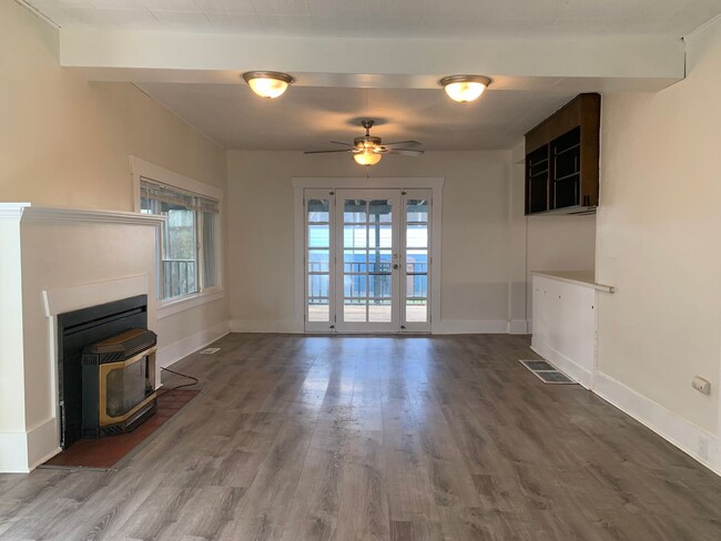 Building Photo - Welcome home to this Charming 2 bedroom ho...