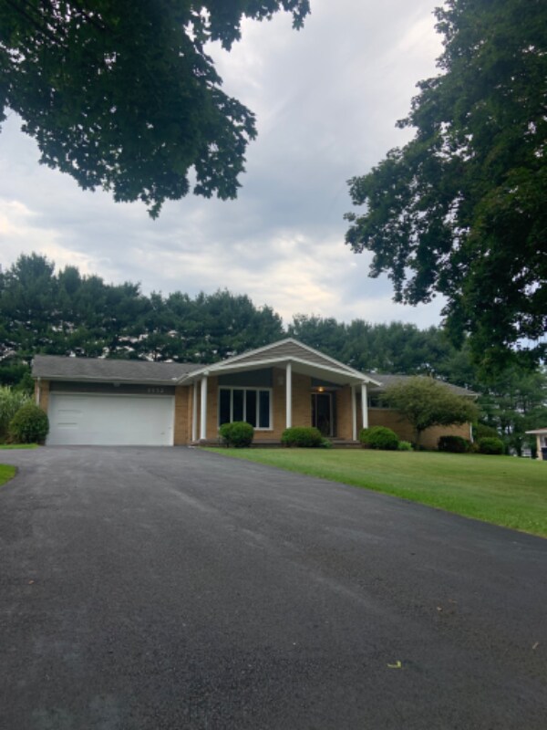 Foto del edificio - 8852 Rue Helena St NE