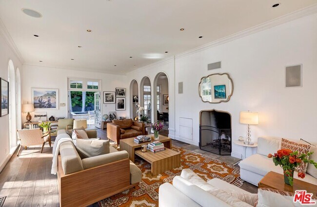 Foto del edificio - 2806 Nichols Canyon Rd
