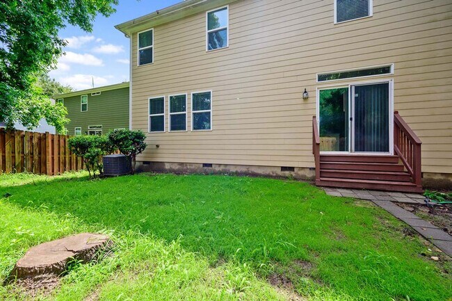 Foto del edificio - 3 Bedroom Open Concept with Enough Room fo...