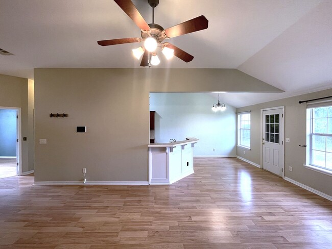 Building Photo - Welcome to this charming single-family hom...