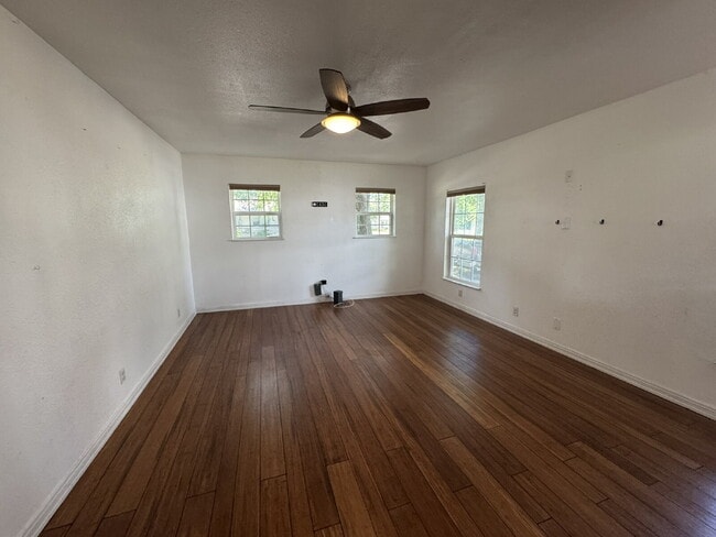 Building Photo - 3 bedroom 2 bath with a bonus room!