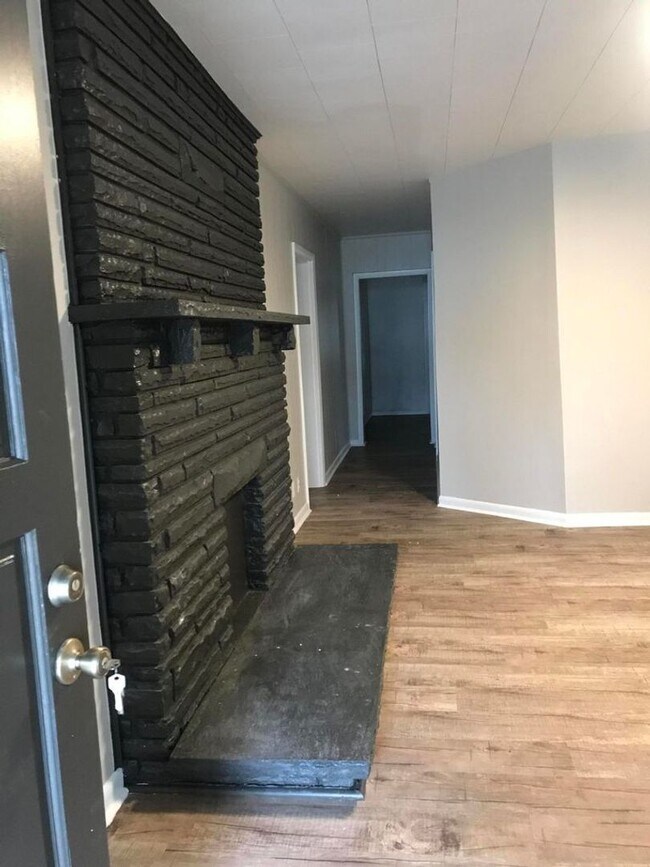 Building Photo - 3 Bedroom House