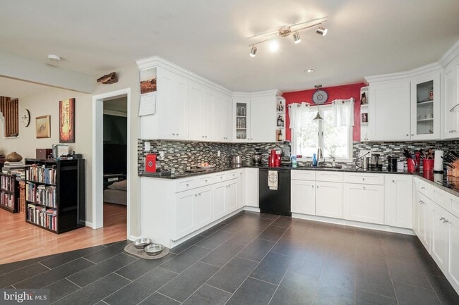 Foto del edificio - 102 Lake Dr