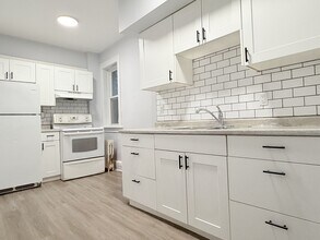 Building Photo - 524 Pitt St W