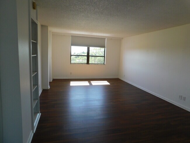 Foto del edificio - 2620 Cove Cay Dr