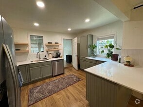Building Photo - 807 S Van Buren Ave