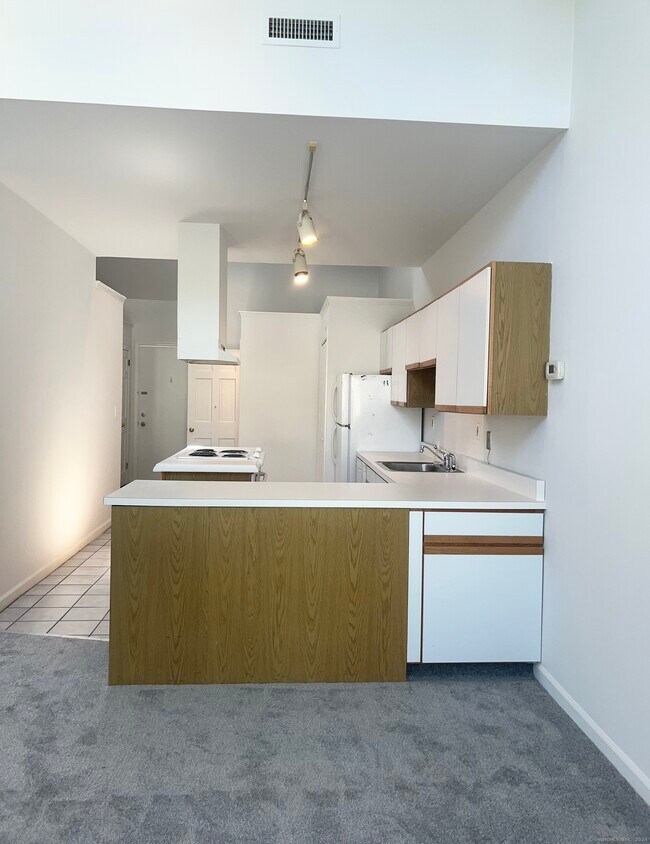 Building Photo - 170-1C2 Post Rd W