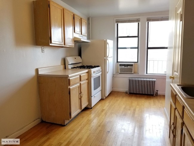 Building Photo - 584 7th Ave