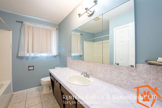 Building Photo - 2 Bedroom Main Floor, UTILITIES INCLUDED