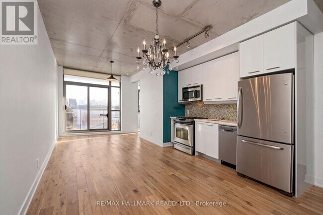 Building Photo - 2 Gladstone Ave