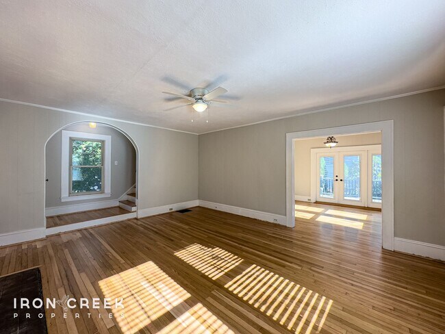 Building Photo - Charming Newly-Renovated Three-Bedroom in ...