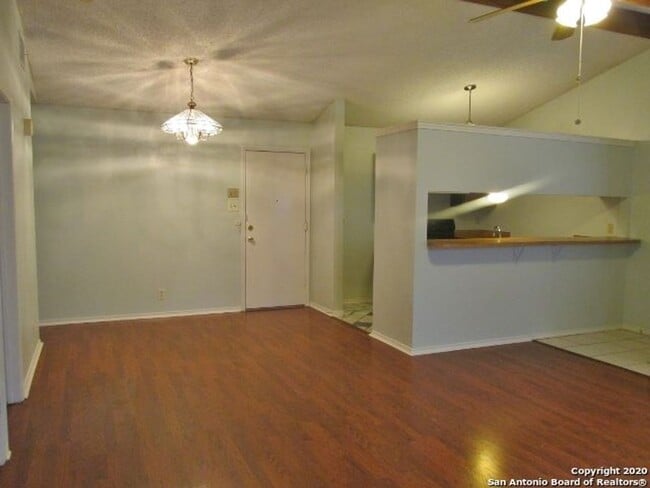 Foto del edificio - **COZY 2/2 GARDEN HOME**CASTLE HILLS