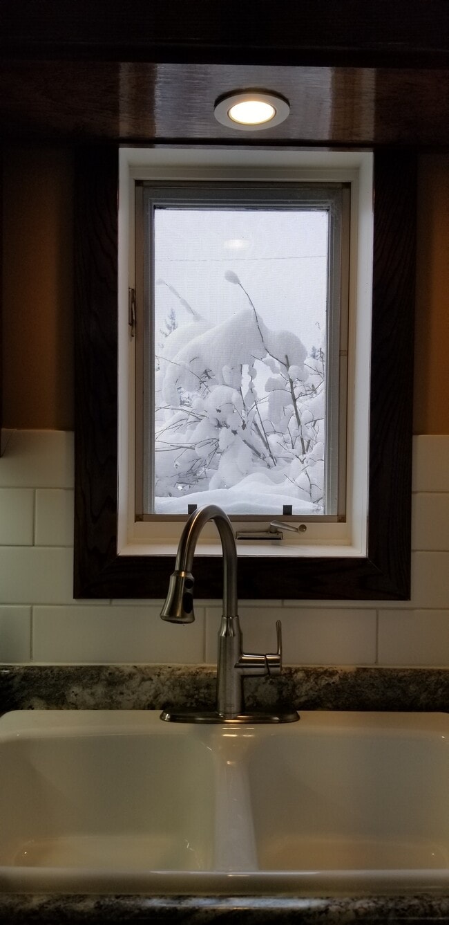 Vista desde el fregadero de la cocina - 815 Railroad Ave