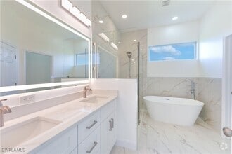 Building Photo - 2561 Sunniland Blvd