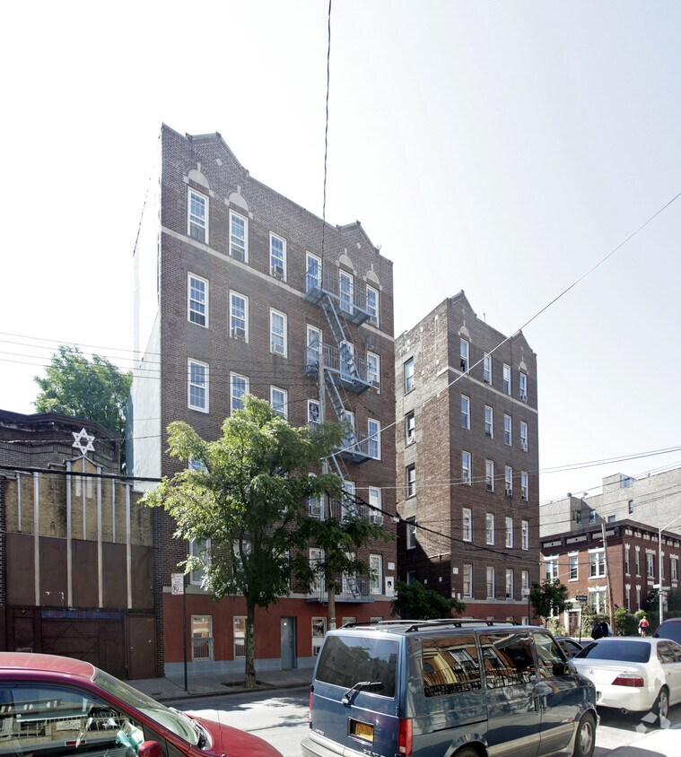 Foto del edificio - 2828 Valentine Ave