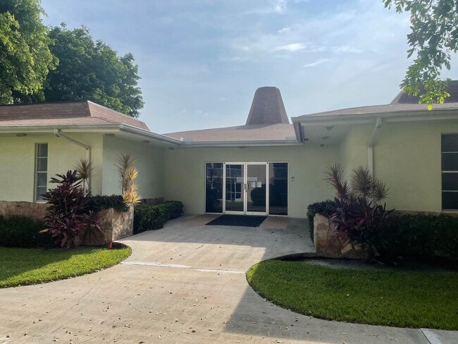 Building Photo - 400 Village Green Cir W