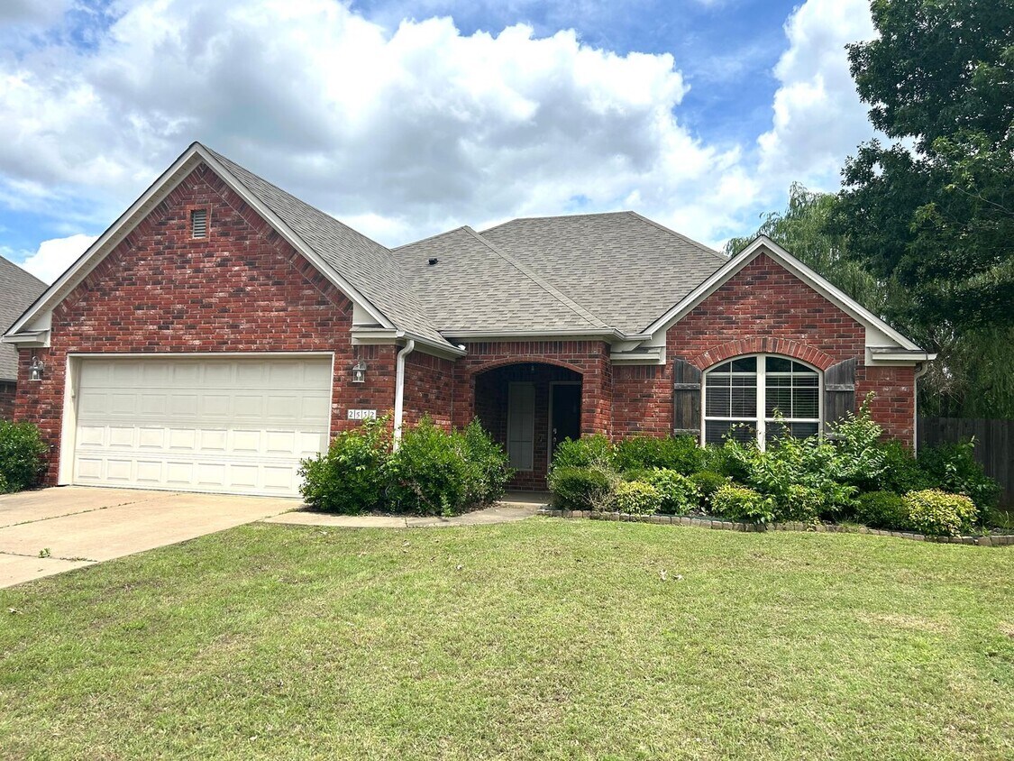 Primary Photo - Stunning West Fayetteville Single Family Home