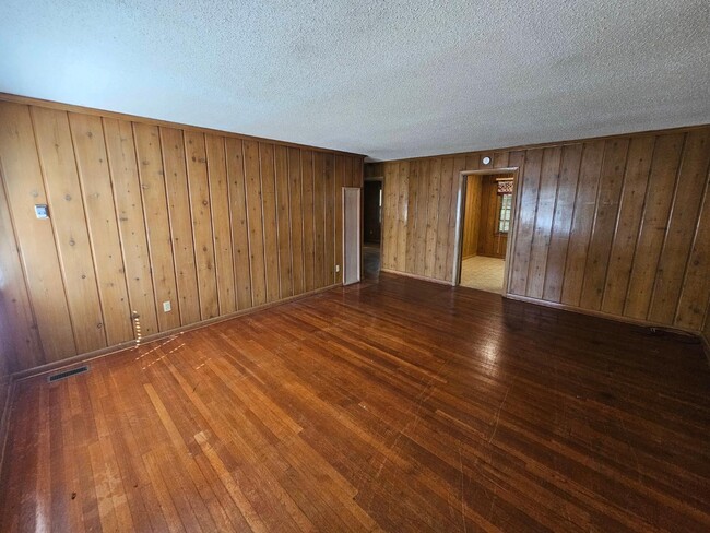 Building Photo - 1507 Brennen Rd