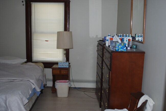 Dormitorio - 111 S Main St