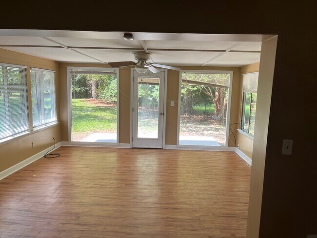 Building Photo - 2221 Salem Dr W