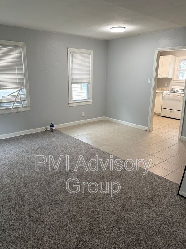 Building Photo - 608 SW Medford Ave