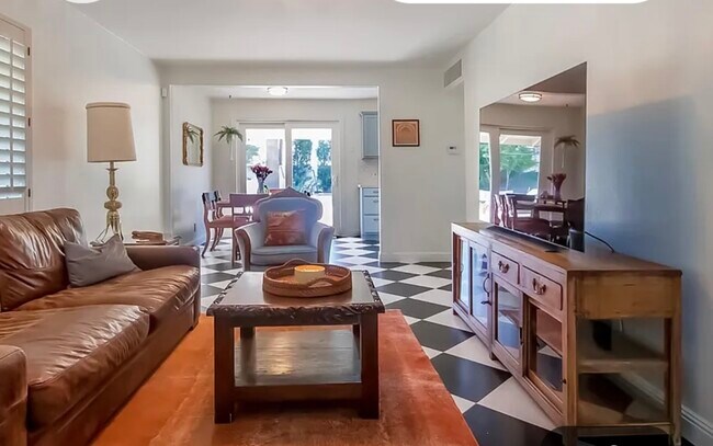Foto del edificio - 3547 E Meadowbrook Ave