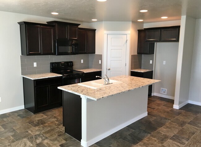 Foto del edificio - Beautiful home with 3bd 2ba and bonus room. Located in the Irvine Subdivision, just off  Chinden ...