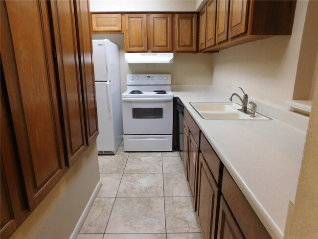 Building Photo - 2725 Santa Fe Unit B - 2/Bed 2.5/Bath - $1...