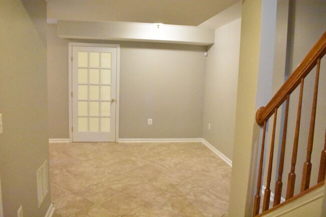 Building Photo - North Stafford End Unit Townhome !!