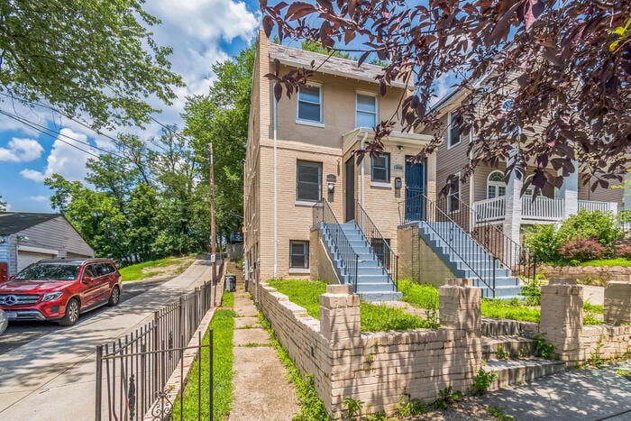 Big Style, Bright Spaces & City Vibes — We... - Big Style, Bright Spaces & City Vibes — Welcome to 1608 W Street SE!