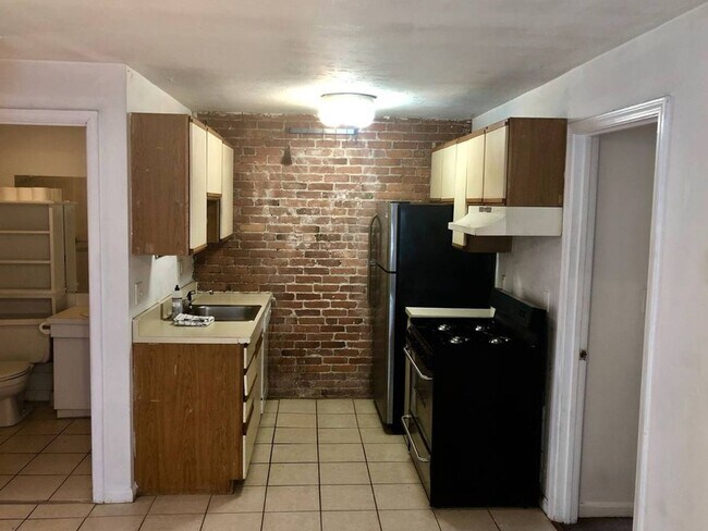 Building Photo - Student friendly Brighton 2-bed