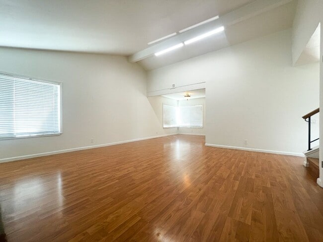 Building Photo - Cozy & Comfy 4-bedroom 2.5-bathroom home l...