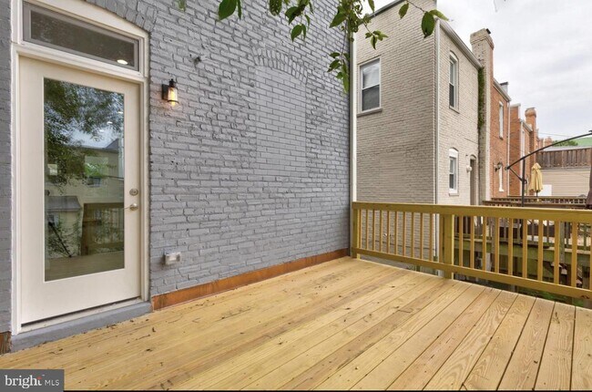 Foto del edificio - 526 Tuckerman St NW