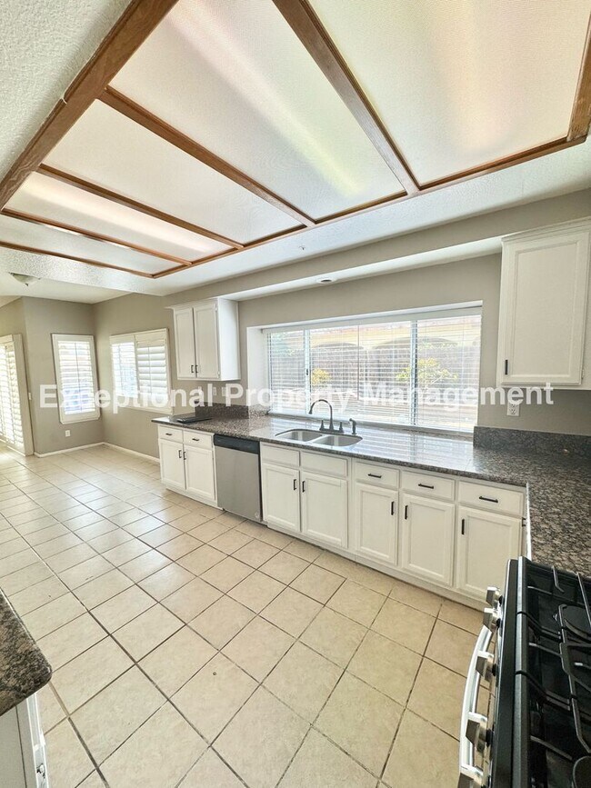 Foto del edificio - Great 4 bed 3 bath home in Fontana