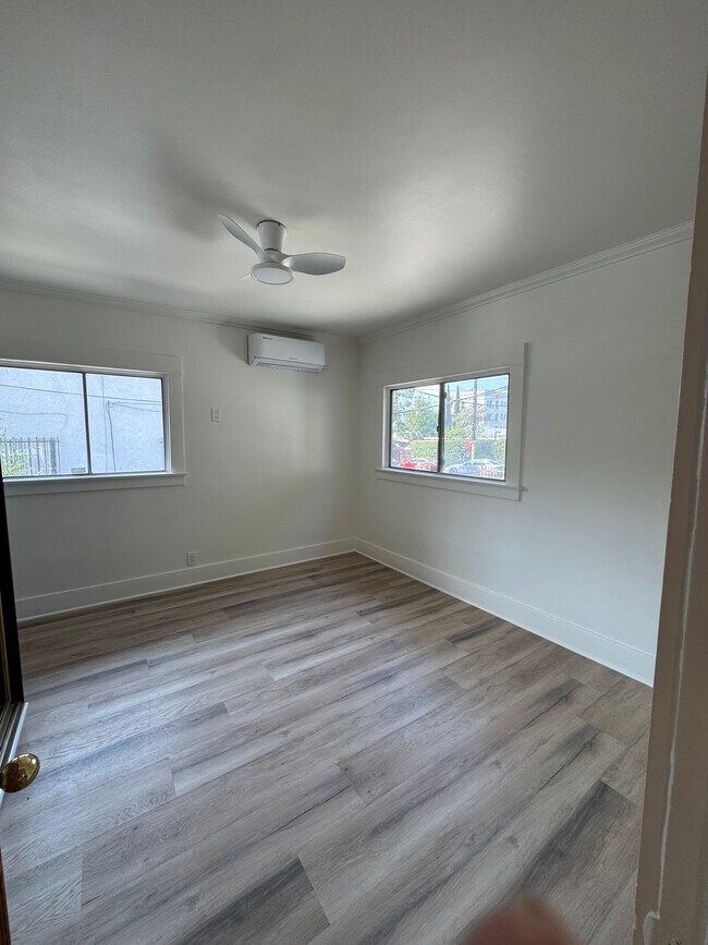 Habitación amplia con aire acondicionado, ventilador y armario enorme. - 1536 North Mariposa Avenue
