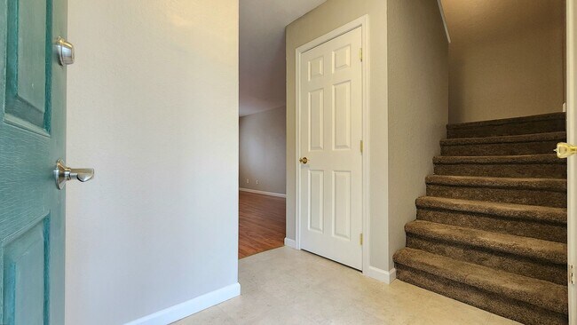 Foto del edificio - Everett Townhome / 2 Bedroom  / 2.5 Baths