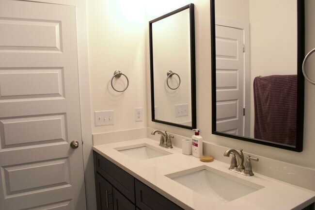 Foto del edificio - Inviting 3-Bedroom Home in Fox Chase with ...