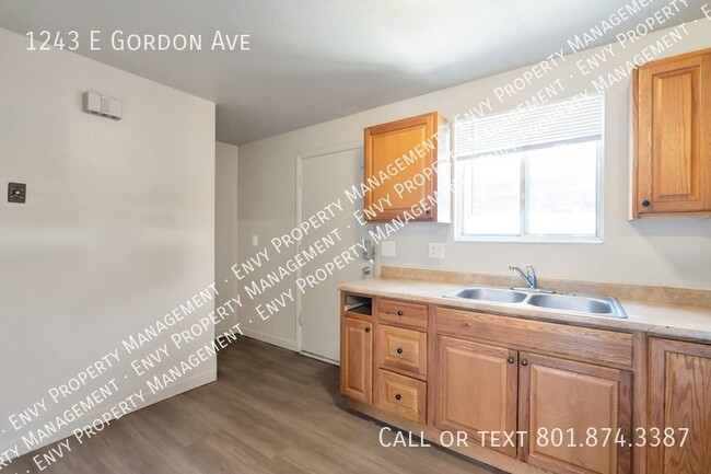 Building Photo - Fantastic Pet-Friendly 2 Bed - 1.5 Bath To...